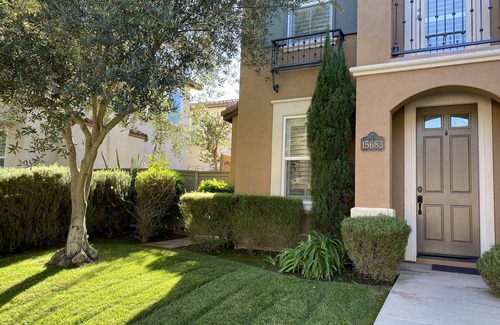 San Diego House | Cheerful 3/2.5 home: spa, private ofc & 2 car gar.