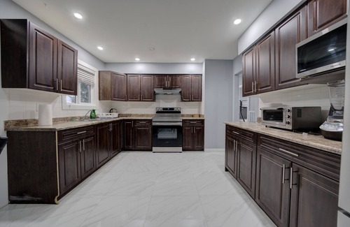 Delta House | Cheerful 3 bdrm home w/Parking and large backyard