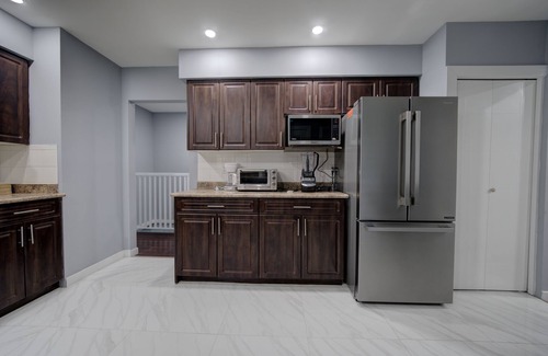 Delta House | Cheerful 3 bdrm home w/Parking and large backyard