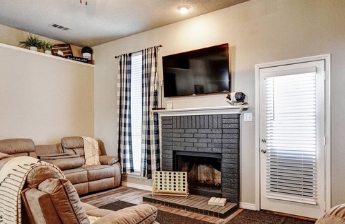 Rockwall House | Cheerful 3-bed room residential home with pool