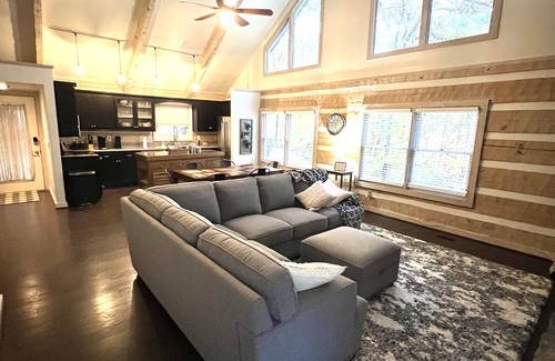 Kingston Springs Cabin | Cheerful 3 Bedroom Cabin in the Trees with 2 KINGS