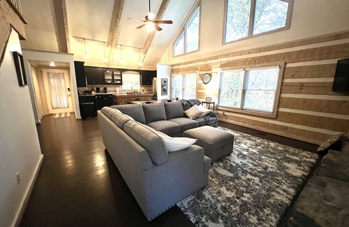 Kingston Springs Cabin | Cheerful 3 Bedroom Cabin in the Trees with 2 KINGS
