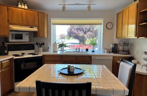 Medford House | Cheerful 3-Bedroom home in Central Point