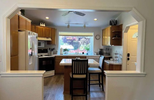 Medford House | Cheerful 3-Bedroom home in Central Point