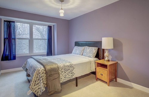 Lake Ridge House | Cheerful 3 bedroom 2.5 bath king bed