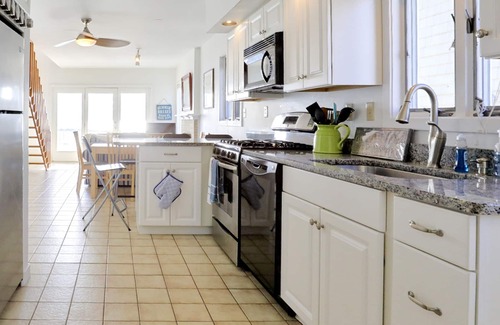 Milford House | Cheerful 3 Bedroom Beach Front Cottage with Fireplace