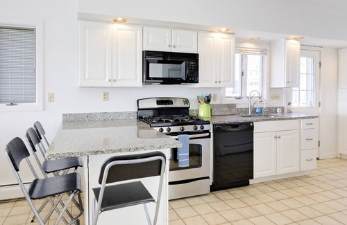 Milford House | Cheerful 3 Bedroom Beach Front Cottage with Fireplace
