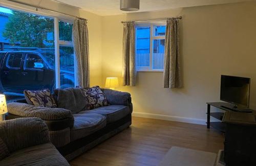 Forest of Dean House | Cheerful 3 bedroom bungalow with indoor fire place