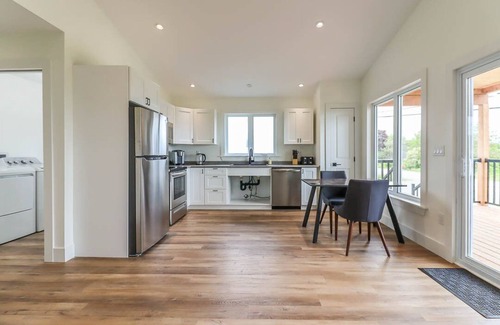 West Quaco Cottage | Cheerful 3 Bedroom Cottage with Views of the Caves and private Hot tub