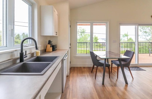 West Quaco Cottage | Cheerful 3 Bedroom Cottage with Views of the Caves and private Hot tub