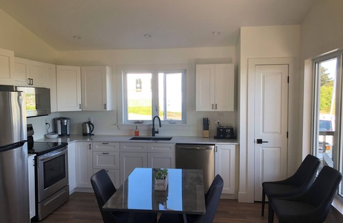 West Quaco Cottage | Cheerful 3 Bedroom Cottage with Views of the Caves and private Hot tub