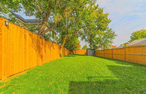 Niagara Falls House | Cheerful 3 Bedroom House (4 Min Drive to Casino)