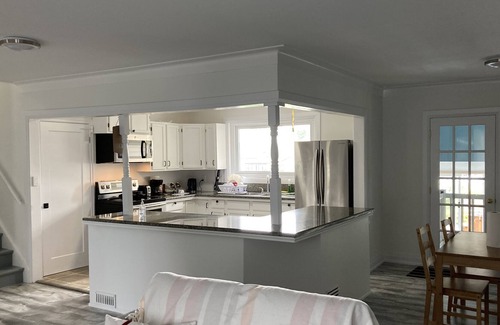 Belleville House | Cheerful 3 Bedroom house with indoor heated pool