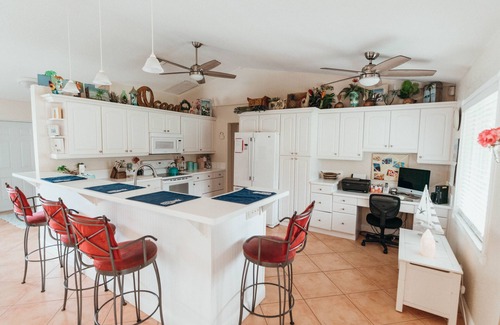 Florida Gardens House | Cheerful 3-bedroom home