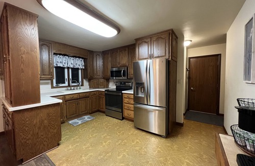 Manitowoc House | Cheerful 3 bedroom home North side of Manitowoc
