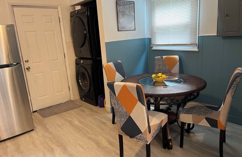 Vandalia House | Cheerful 3 bedroom home
