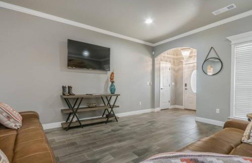 Canyon House | Cheerful 3 Bedroom Home, King Bed, 10 min from Palo Duro Canyon, Fireplace, Washer Dryer