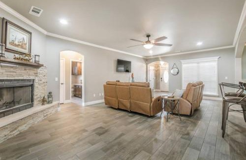 Canyon House | Cheerful 3 Bedroom Home, King Bed, 10 min from Palo Duro Canyon, Fireplace, Washer Dryer