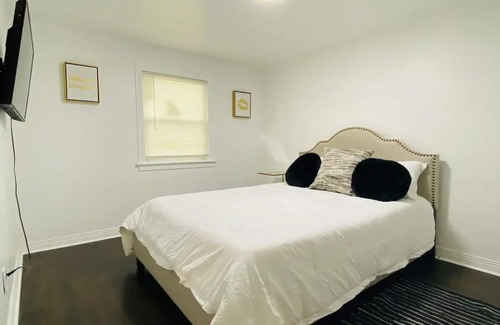 Chester House | Cheerful 3 bedroom home free parking on premise