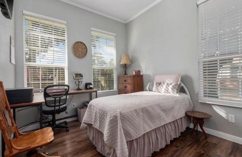 Dickinson House | Cheerful 3 Bedroom Home with Loft