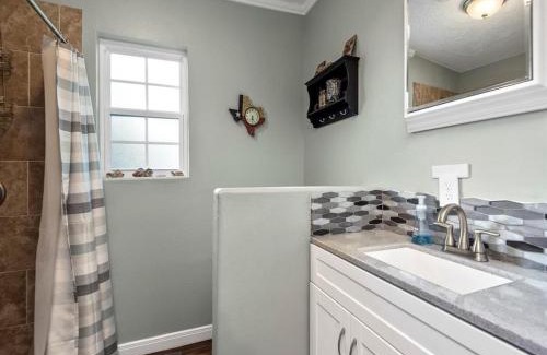 Dickinson House | Cheerful 3 Bedroom Home with Loft