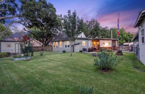 Dickinson House | Cheerful 3 Bedroom Home with Loft