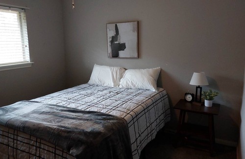 Houston House | Cheerful 3 Bedroom Home with Garage Parking