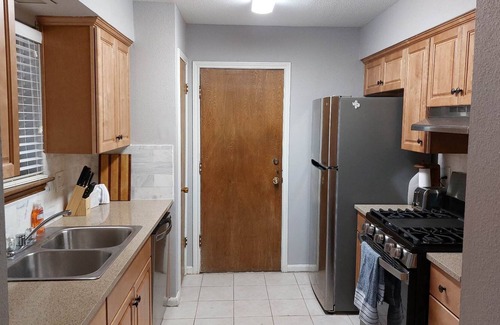 Houston House | Cheerful 3 Bedroom Home with Garage Parking