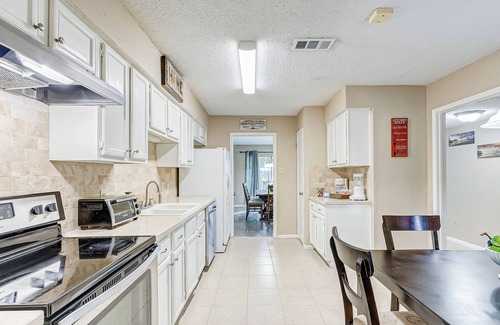 Northeast Houston House | Cheerful 3-bedroom home with indoor fireplace