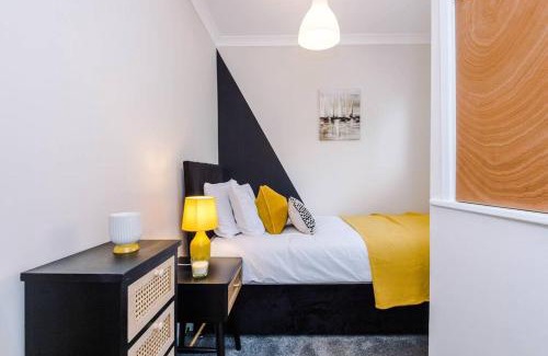 Chorlton-by-Backford House | Cheerful 3 bedroom home with parking near Chester