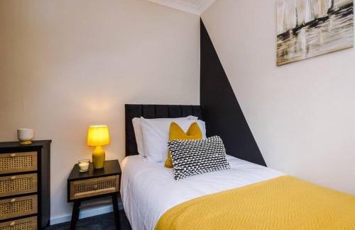 Chorlton-by-Backford House | Cheerful 3 bedroom home with parking near Chester