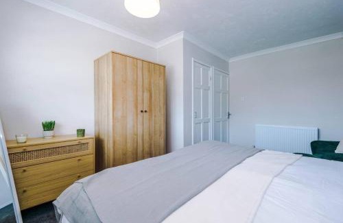 Chorlton-by-Backford House | Cheerful 3 bedroom home with parking near Chester