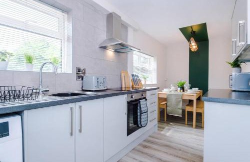 Chorlton-by-Backford House | Cheerful 3 bedroom home with parking near Chester