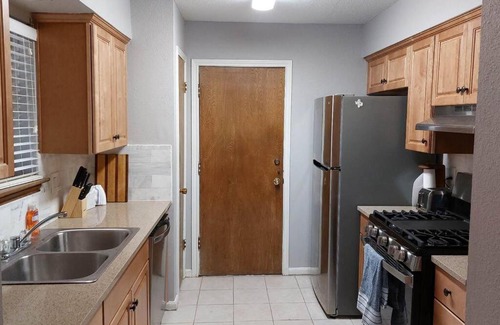 Houston House | Cheerful 3 Bedroom Home with Garage Parking