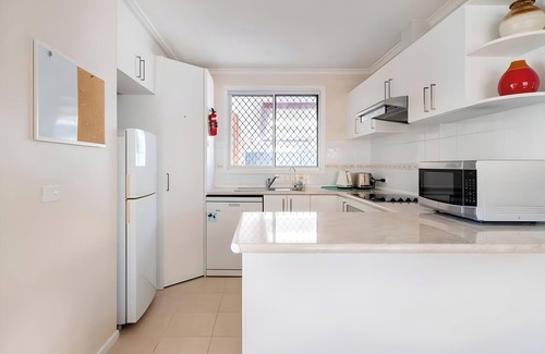 Kingswood Villa | Cheerful 3 bedroom house with free parking