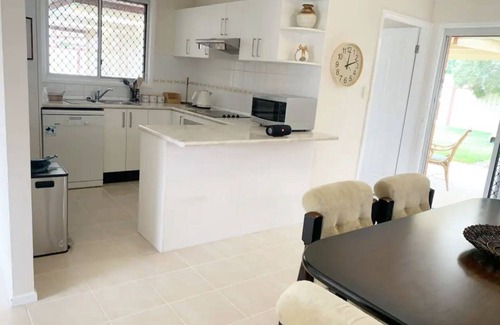 Kingswood Villa | Cheerful 3 bedroom house with free parking