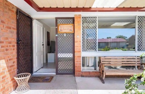 Kingswood Villa | Cheerful 3 bedroom house with free parking