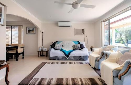 Kingswood House | Cheerful 3 Bedroom House With Free Parking
