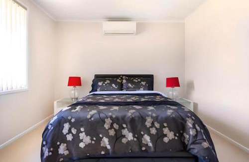 Kingswood House | Cheerful 3 Bedroom House With Free Parking