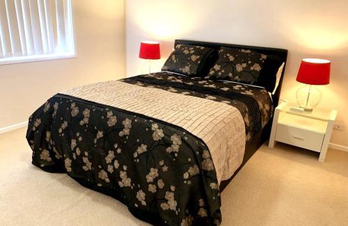 Kingswood House | Cheerful 3 Bedroom House With Free Parking