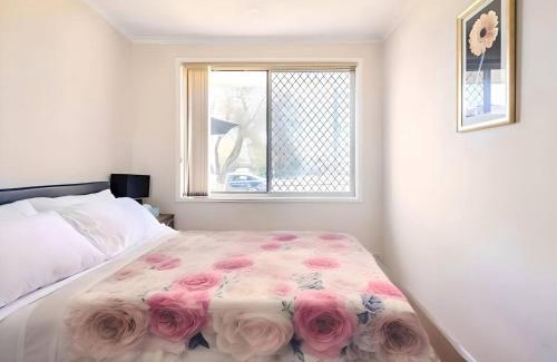 Kingswood House | Cheerful 3 Bedroom House With Free Parking