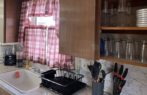 Lorain House | Cheerful 3 bedroom house near Lake Erie
