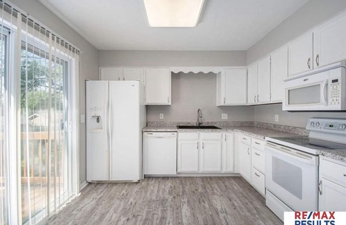 Millard House | Cheerful 3 Bedroom House, 2 Bathrooms, 5 minutes from the interstate