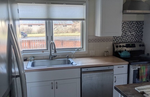 Gunnison House | Cheerful 3 bedroom in convenient location with a hot tub.