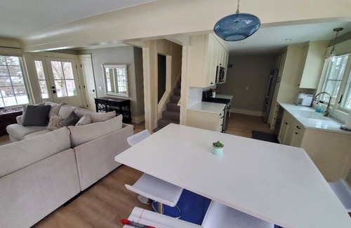 Minnetonka Cottage | Cheerful 3-bedroom in Wayzata on private wooded lot