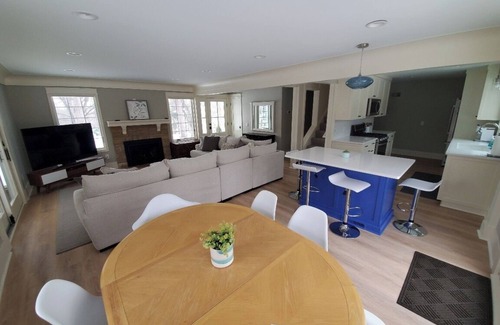 Minnetonka Cottage | Cheerful 3-bedroom in Wayzata on private wooded lot