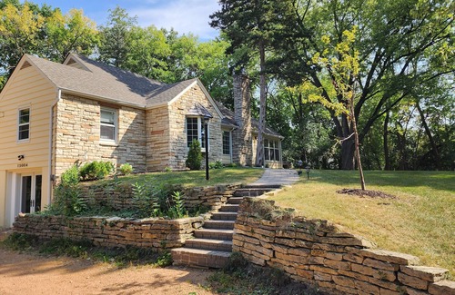 Minnetonka Cottage | Cheerful 3-bedroom in Wayzata on private wooded lot