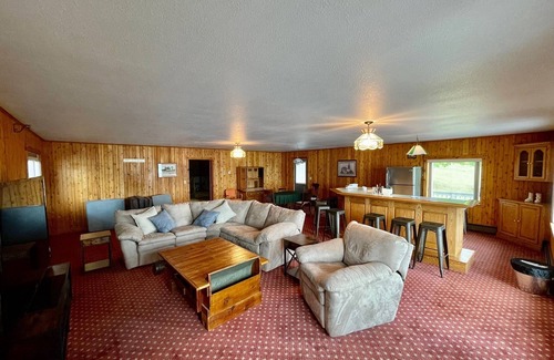 Town of Fowler House | Cheerful 3-Bedroom Lake House