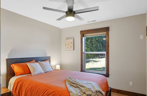 Detroit House | Cheerful 3 bedroom lake home w/ Hot tub