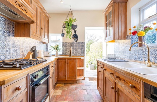 Garden Suburb House | Cheerful 3 bedroom luxury house with garden